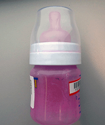 Розовое грудное молоко: причины и советы по уходу